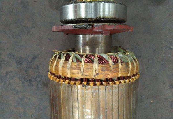西安電機(jī)廠技術(shù)員關(guān)于高壓電機(jī)端部捆扎的重要性分析。